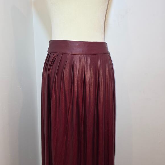 Zara Pleated Burgundy Faux Leather Midi Skirt Size M 10 Lightweight Flowy - Picture 2 of 6